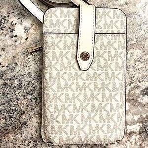 Michael Kors Jet Set Signature Logo Smartphone Crossbody Bag. NWT!